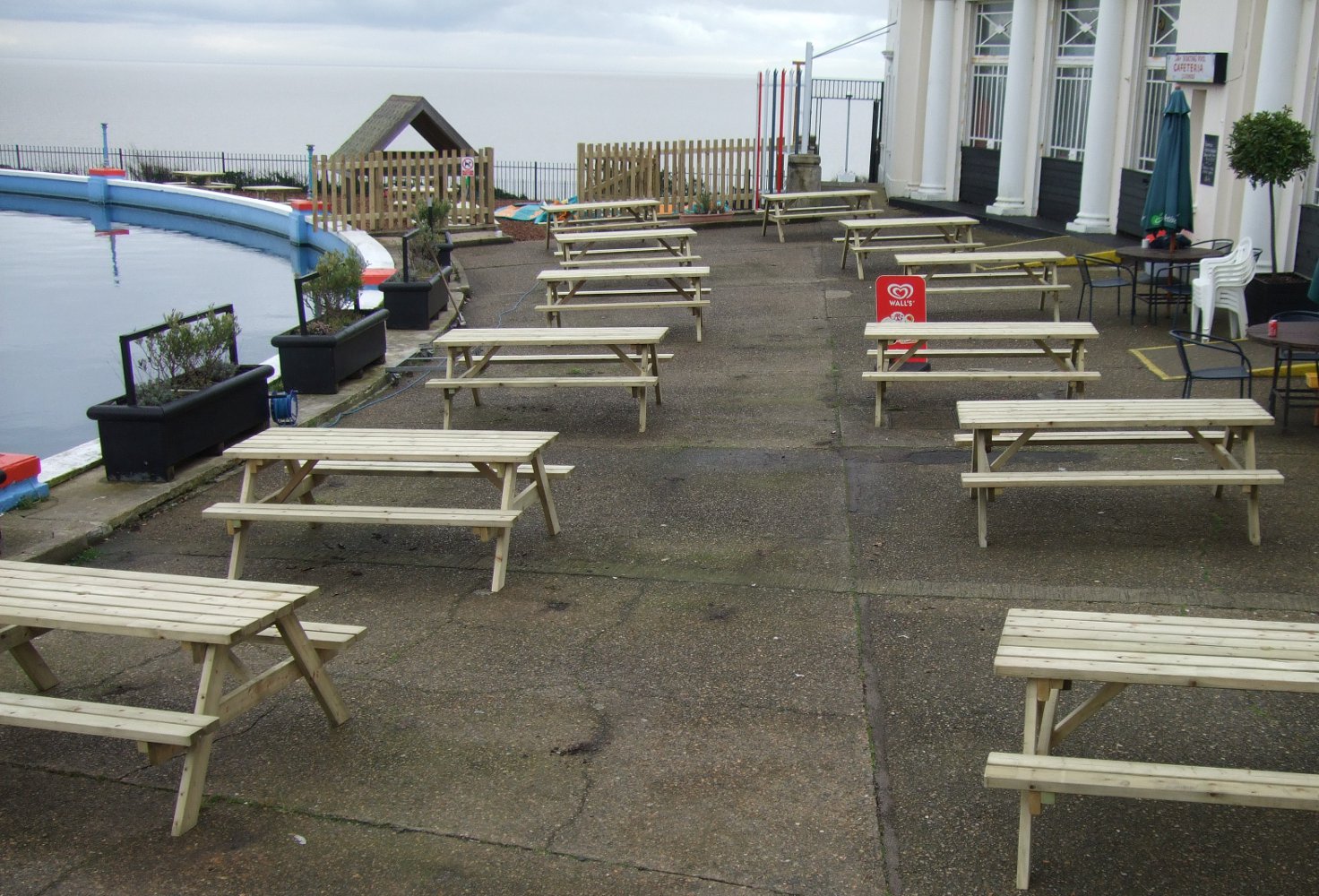 Sturdy Picnic Tables for Pubs and Cafes